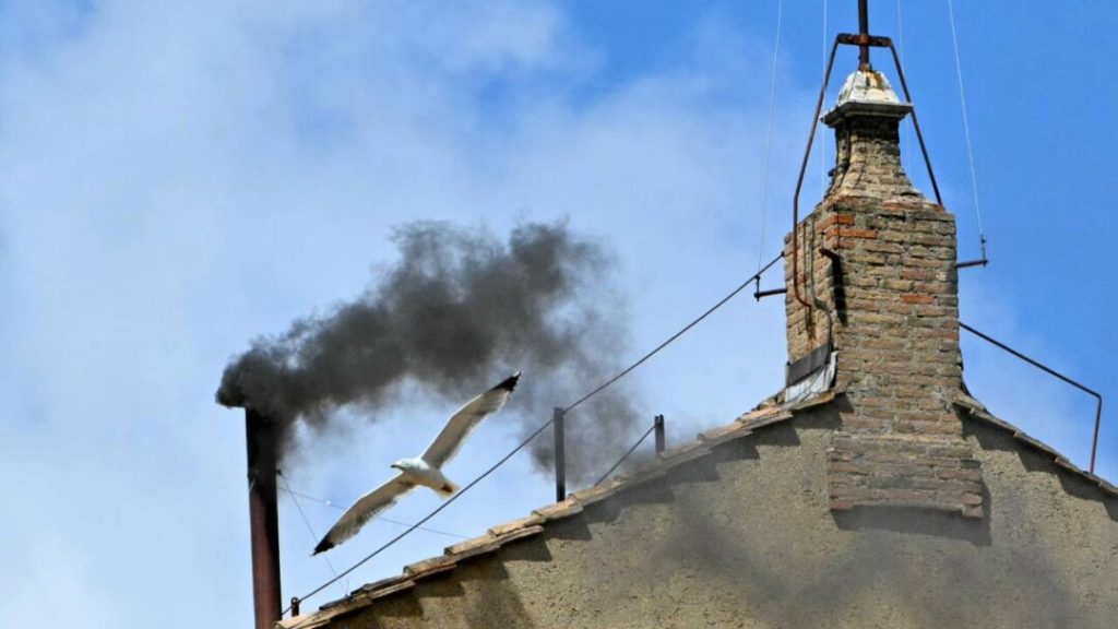 Segunda jornada del Cónclave: cuatro votaciones y dos fumatas, ¿cuál es la diferencia?
