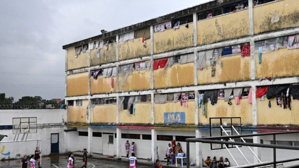 Colombia libera a casi 100 mujeres encarceladas por delitos menores de drogas