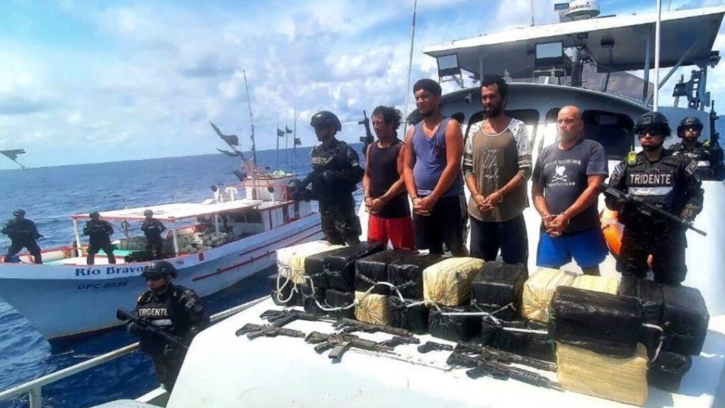 El Salvador decomisa una tonelada de cocaína en el Pacífico y detiene a cuatro costarricenses