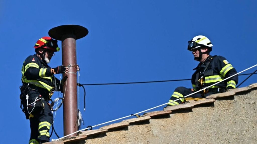 El Vaticano instala la chimenea que anunciará al nuevo papa
