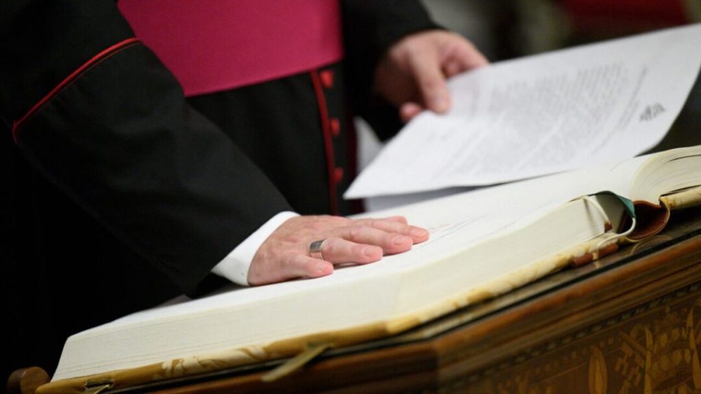 Los cardenales se instalan en el Vaticano para iniciar el cónclave