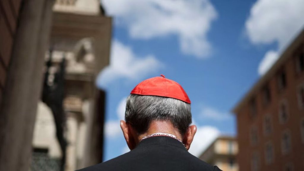 Los cardenales rezan juntos antes de iniciar el cónclave