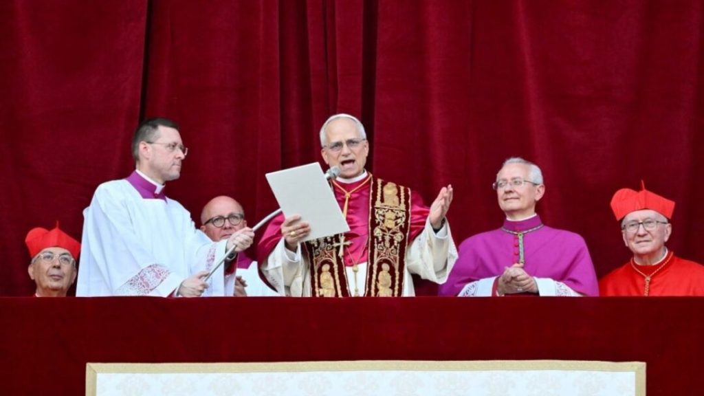 El papa León XIV lanza un “llamado a la paz” a “todos los pueblos” en su primer discurso