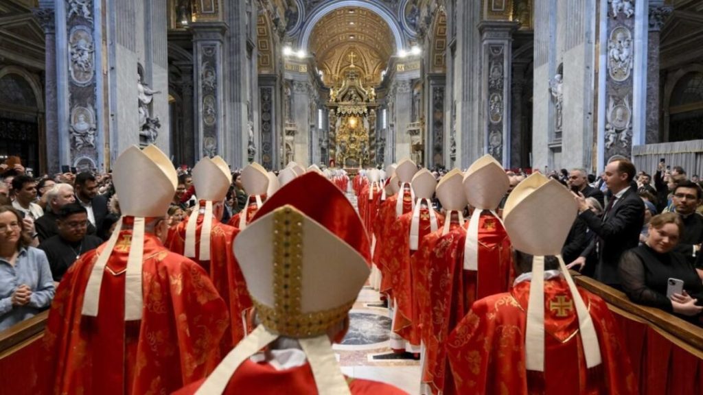 Los cardenales se encierran en la Capilla Sixtina para elegir un papa