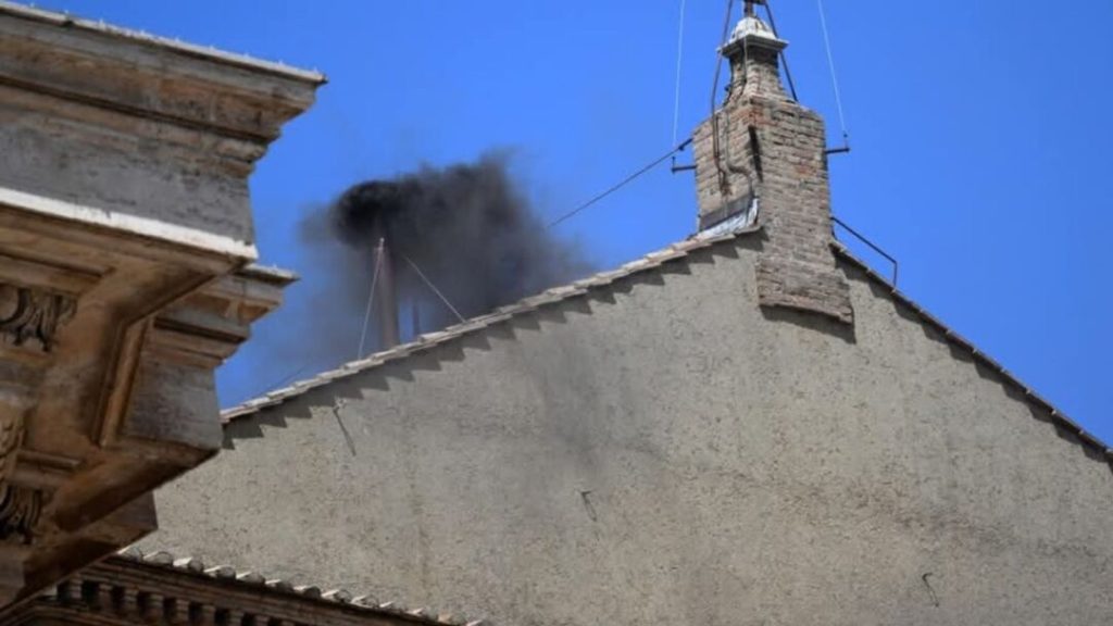 Segunda fumata negra, el sucesor del papa Francisco se hace esperar