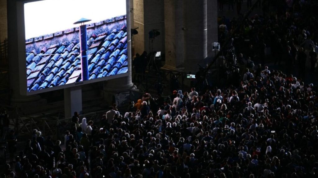 Negra o blanca, la fumata del cónclave arrastra multitudes