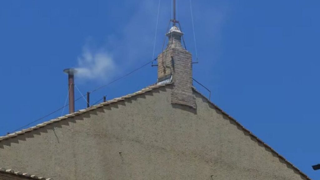 Algunos segundos de humo blanco tras la fumata negra confunden en la plaza de San Pedro