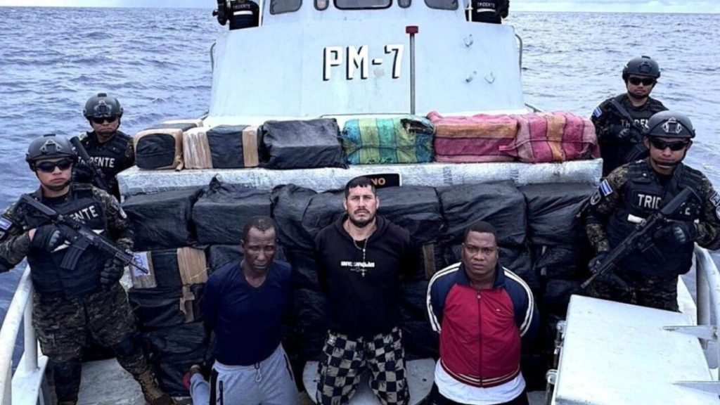 Marina de El Salvador incauta semisumergible con 1,3 toneladas de cocaína en el Pacífico