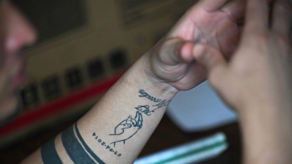 Migrantes venezolanos denuncian torturas tras ser deportados a megacárcel en El Salvador