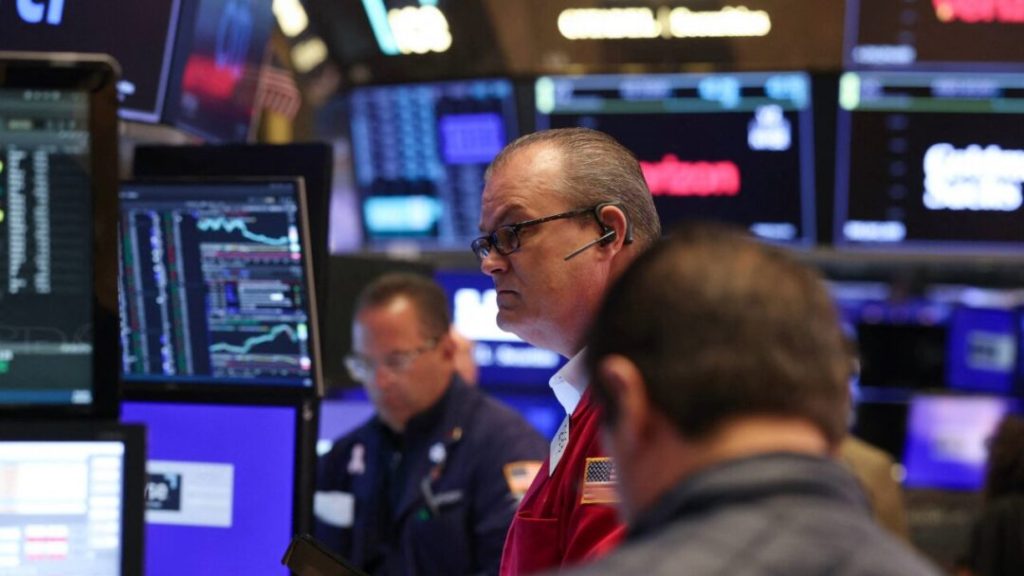 Wall Street cae al inicio del trimestre arrastrada por desplome de Tesla