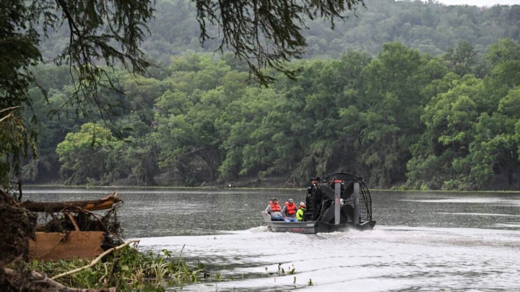 Murieron 27 personas del campamento arrasado por inundaciones en Texas