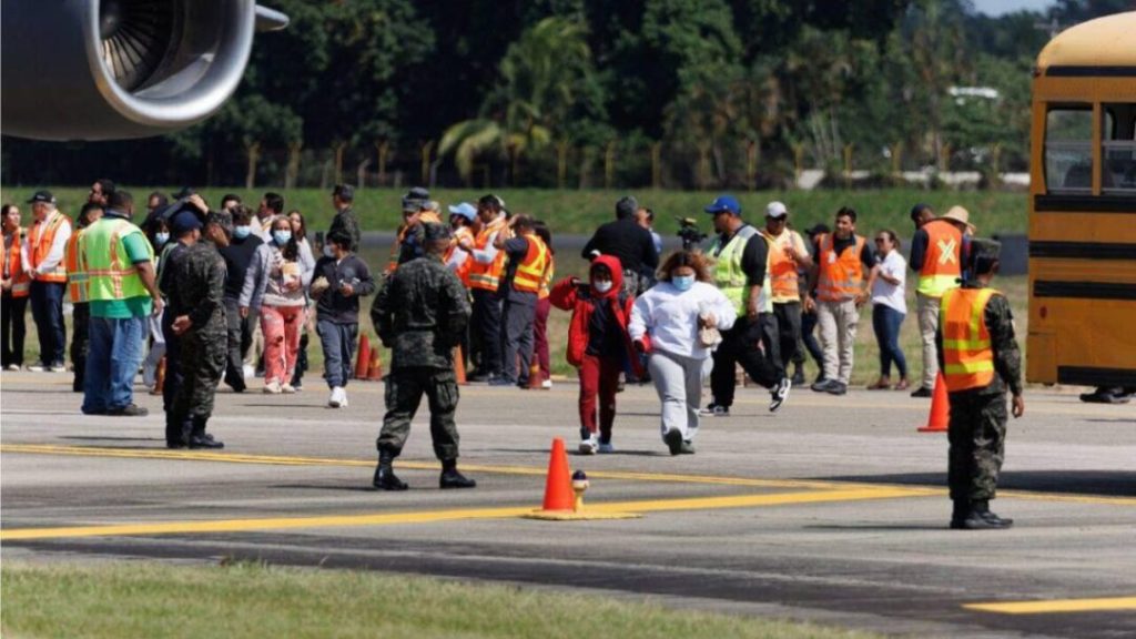 Llegan a Honduras 108 deportados desde EUA en dos vuelos simultáneos