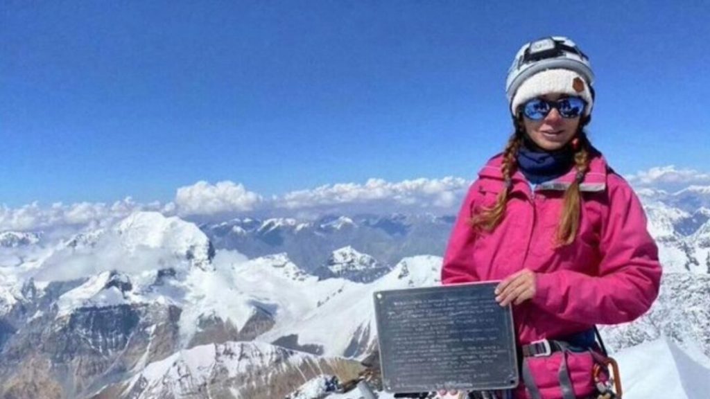Ninguna señal de vida de alpinista rusa bloqueada en montaña de Kirguistán
