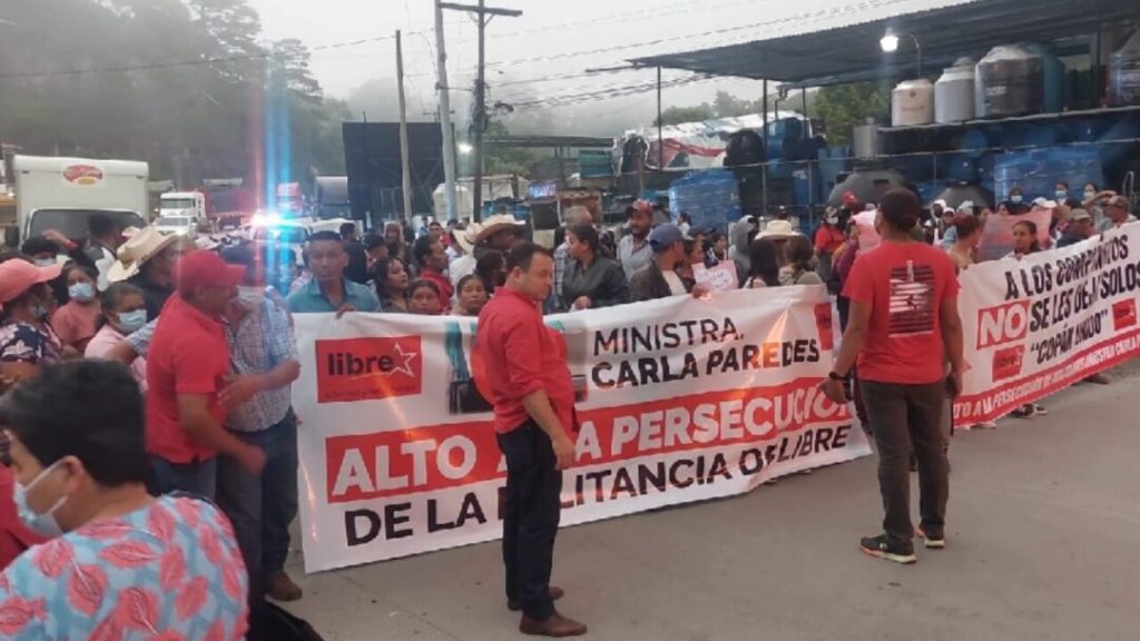Colectivos de Libre bloquean carretera CA-4 en protesta por despido de funcionaria
