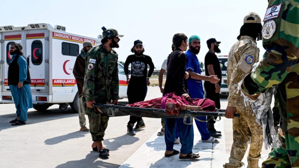Más de 800 muertos y 2.700 heridos en un sismo en Afganistán