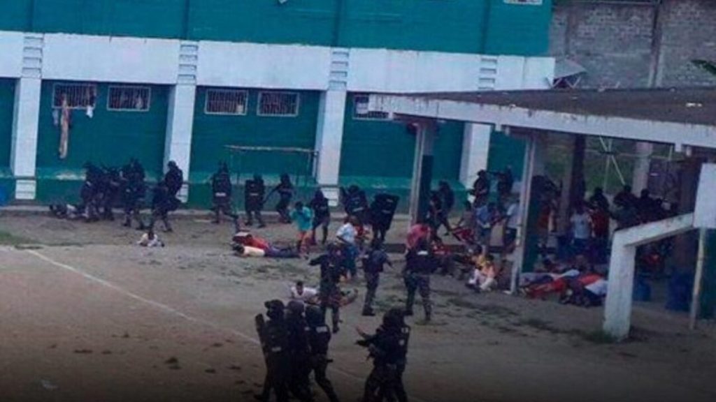Choque entre presos deja al menos diez muertos en la cárcel de Ecuador (Policía)