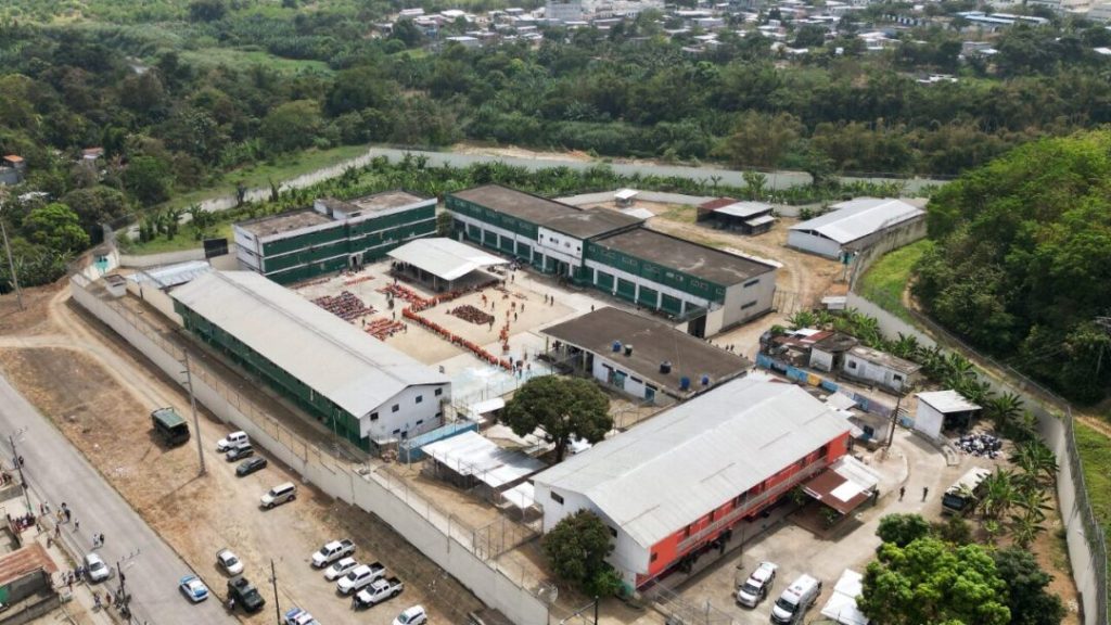 Diecisiete presos muertos en choque entre bandas narco en cárcel de Ecuador