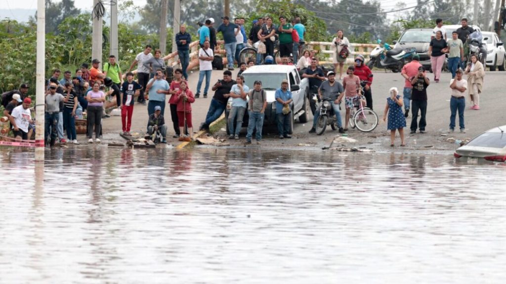 Fuertes lluvias e inundaciones paralizan suburbio del oeste de México