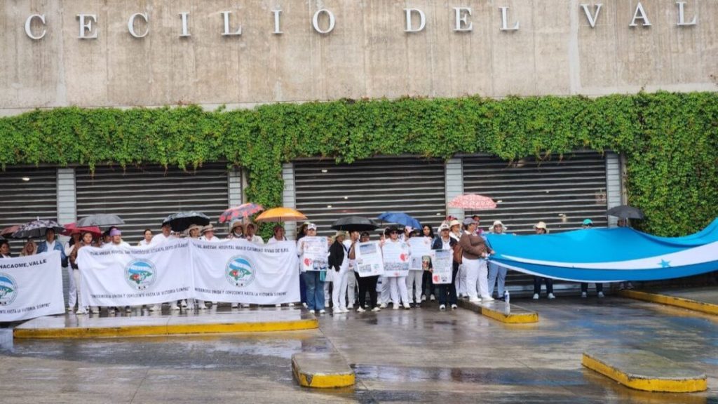 Enfermeras auxiliares se toman el centro cívico gubernamental en nueva jornada de protesta