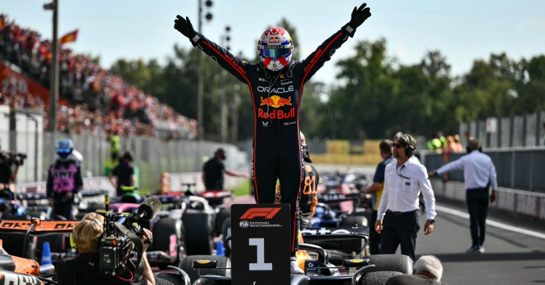 El piloto holandés de Red Bull Racing, Max Verstappen, celebra tras ganar el Gran Premio de Italia de Fórmula Uno en el circuito Autodromo Nazionale Monza, en Monza, norte de Italia, el 7 de septiembre de 2025.