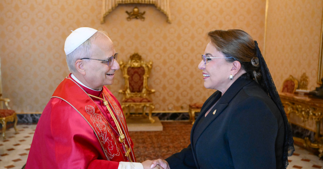 Xiomara Castro se reúne con León XIV