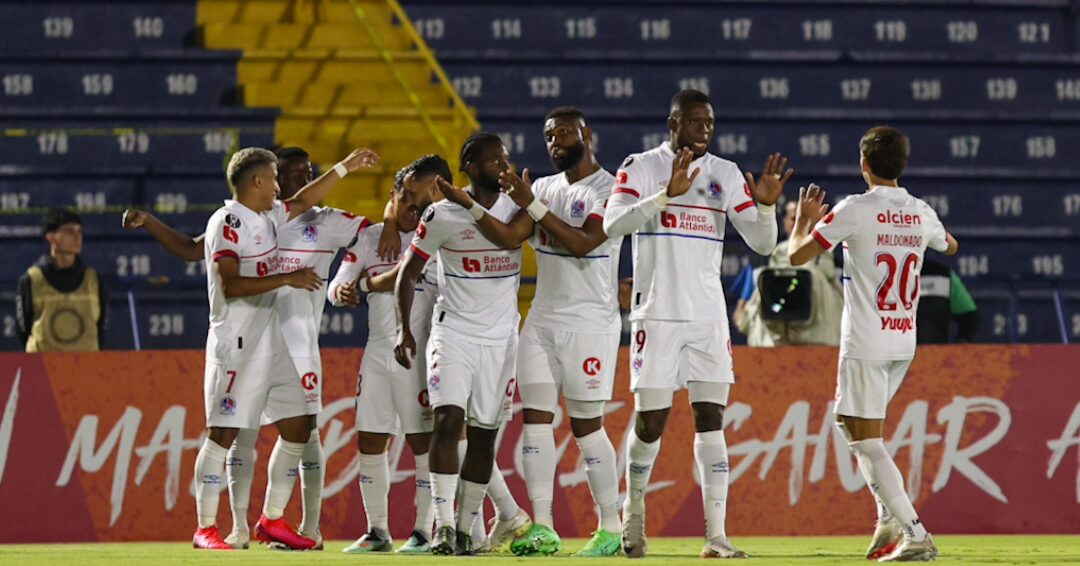 Olimpia manda en el Apertura y vence a Marathón en un clásico vibrante