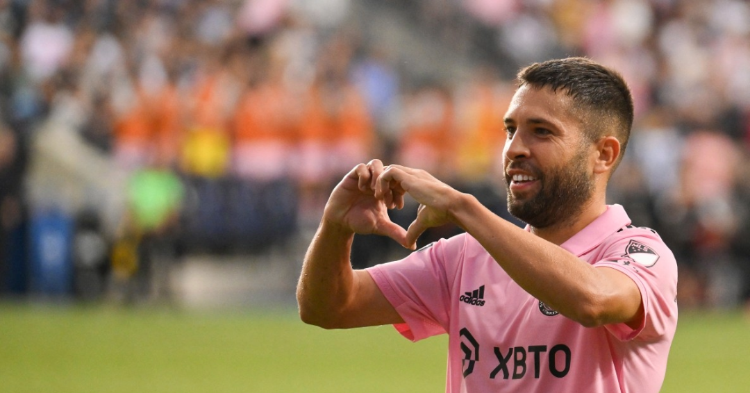 El español de 36 años pone punto final a una carrera de 17 años repleta de títulos con el FC Barcelona y la selección española, incluidas la Eurocopa 2012 y la Liga de Campeones 2015