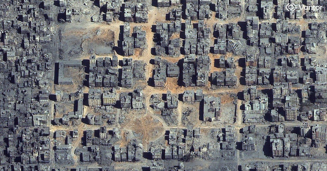 Las fuerzas israelíes declararon un alto el fuego y se retiraron de algunas posiciones en Gaza el 10 de octubre, mientras miles de palestinos desplazados comenzaban a regresar a sus hogares y las familias de los rehenes del 7 de octubre esperaban noticias.