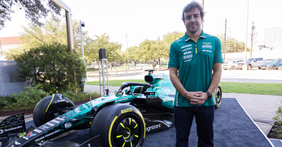 Fernando Alonso celebra el nuevo diseño del Aston Martin