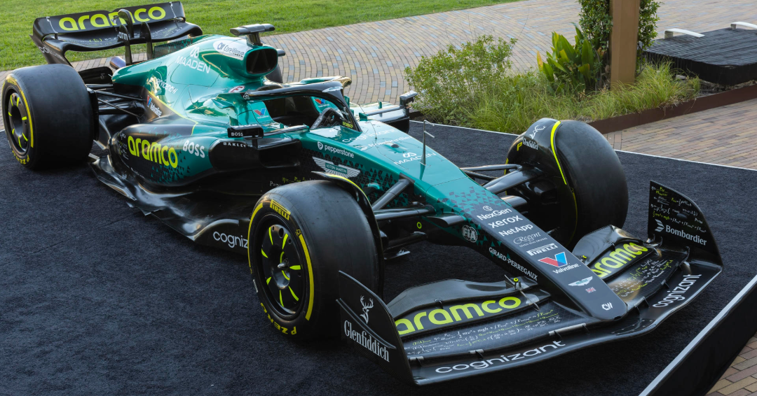 Fernando Alonso, encantado con su nuevo Aston Martin.