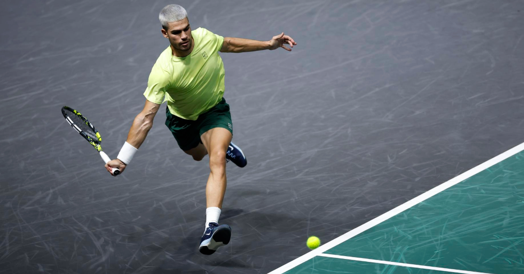 Alcaraz tropieza de entrada en París