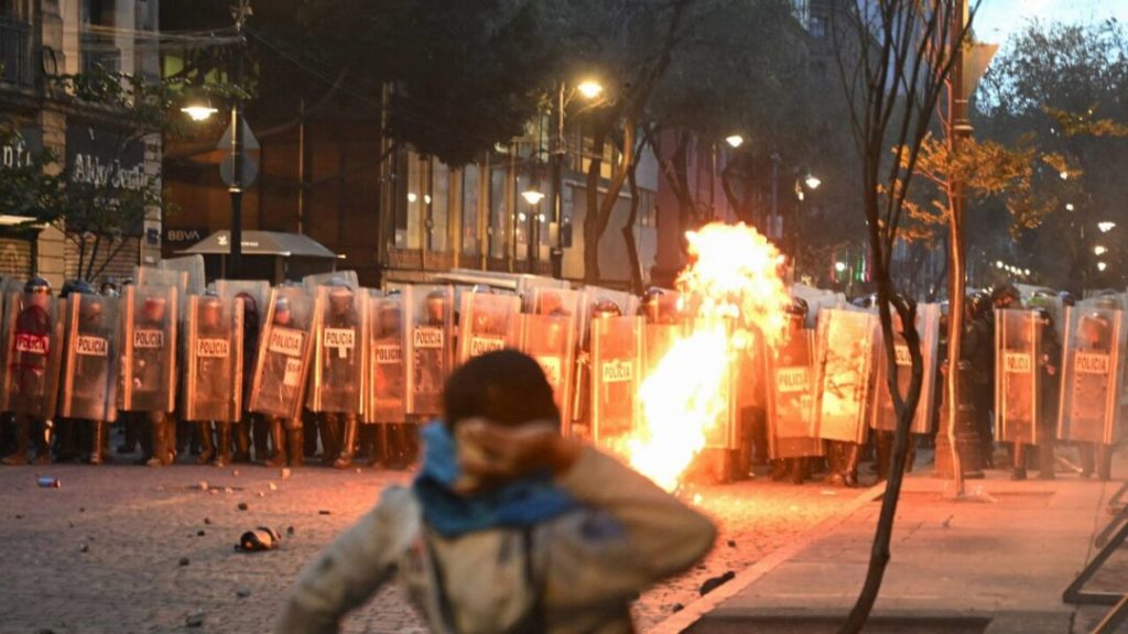 Apoyo a Palestina y choques con la policía marcan marcha por la masacre de Tlatelolco en México
