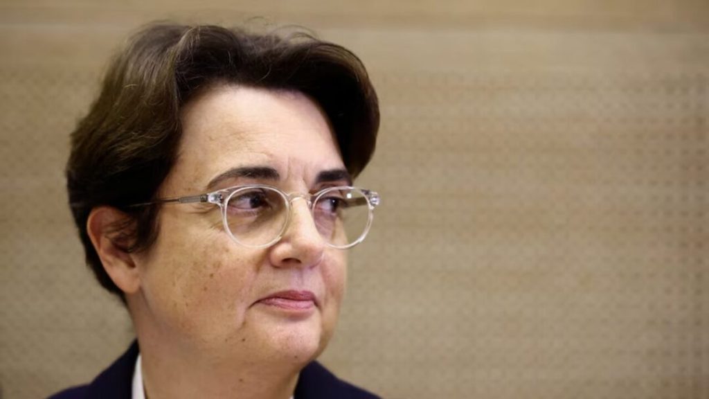 Directora del Louvre admite “fracaso” tras robo de joyas valoradas en 88 millones de euros