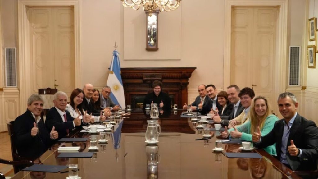 Milei anuncia que reacomodará su gabinete tras las elecciones y busca consolidar apoyo legislativo