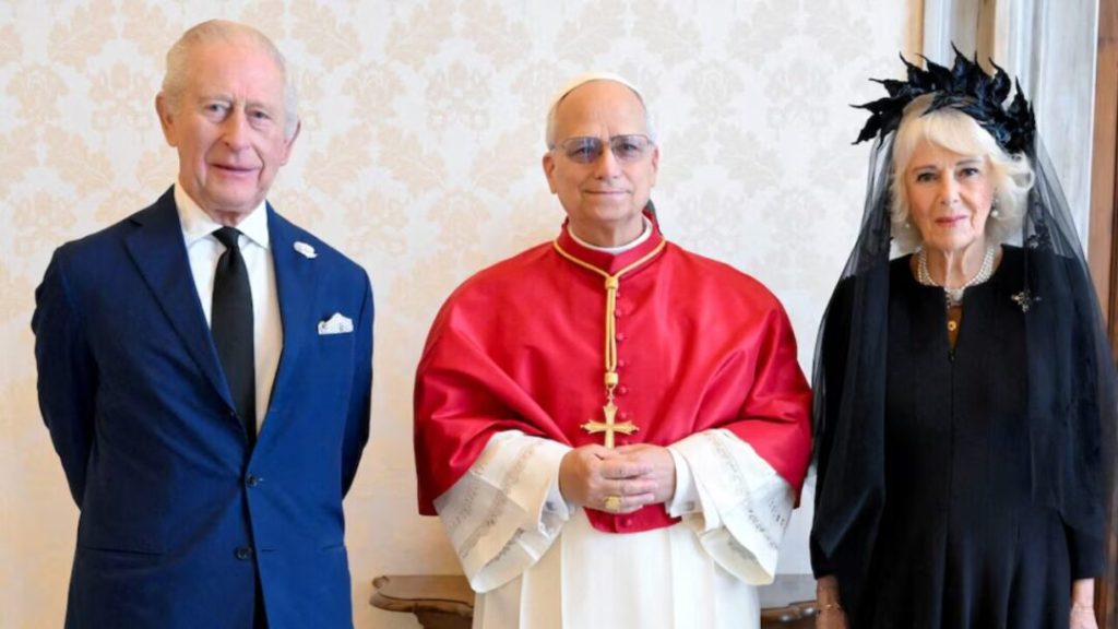 Por primera vez en 491 años, un monarca británico reza junto al papa en la Capilla Sixtina