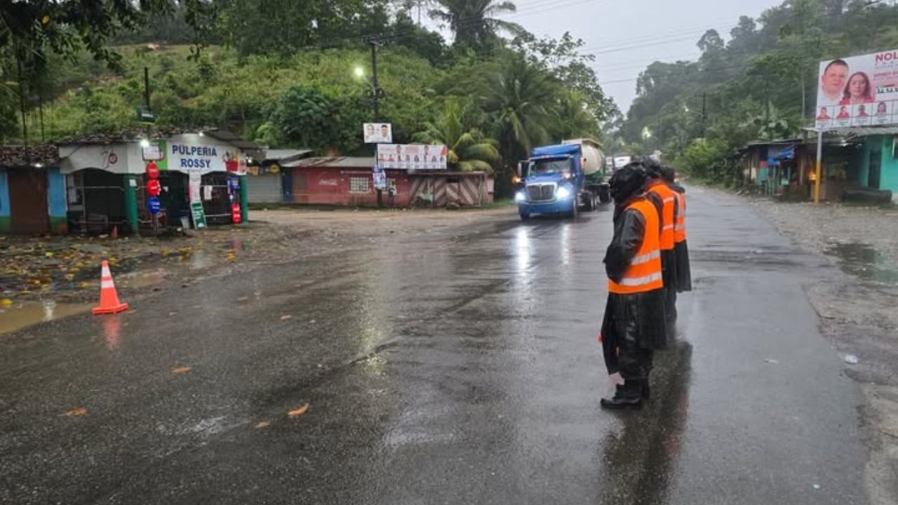 Fuertes lluvias provocan evacuaciones y cierre de carreteras en La Ceiba