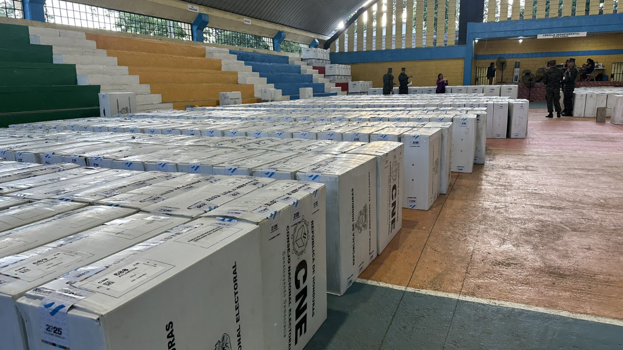 CNE envía maletas electorales desde Ceiba a Tela y Arizona