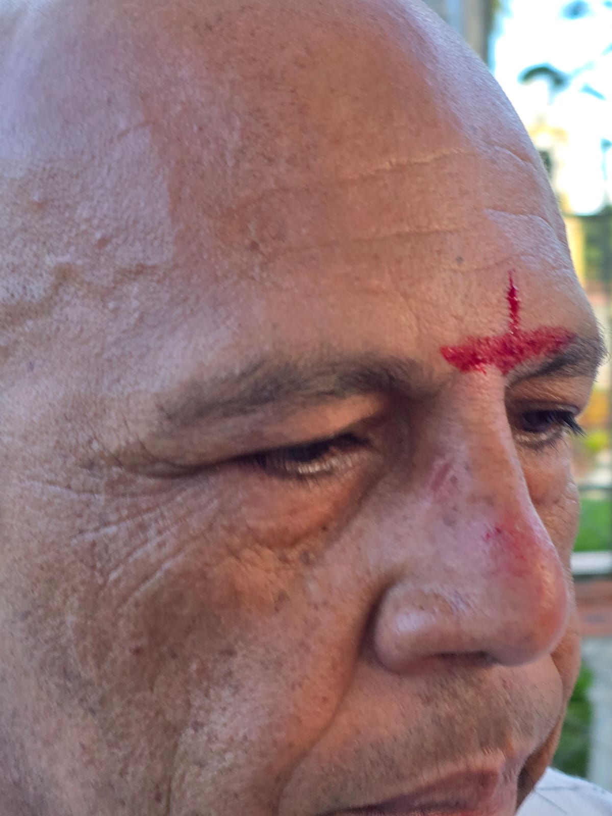 Mario Moncada, comisionado de Condepor le lanzó un golpe en la cara al periodista