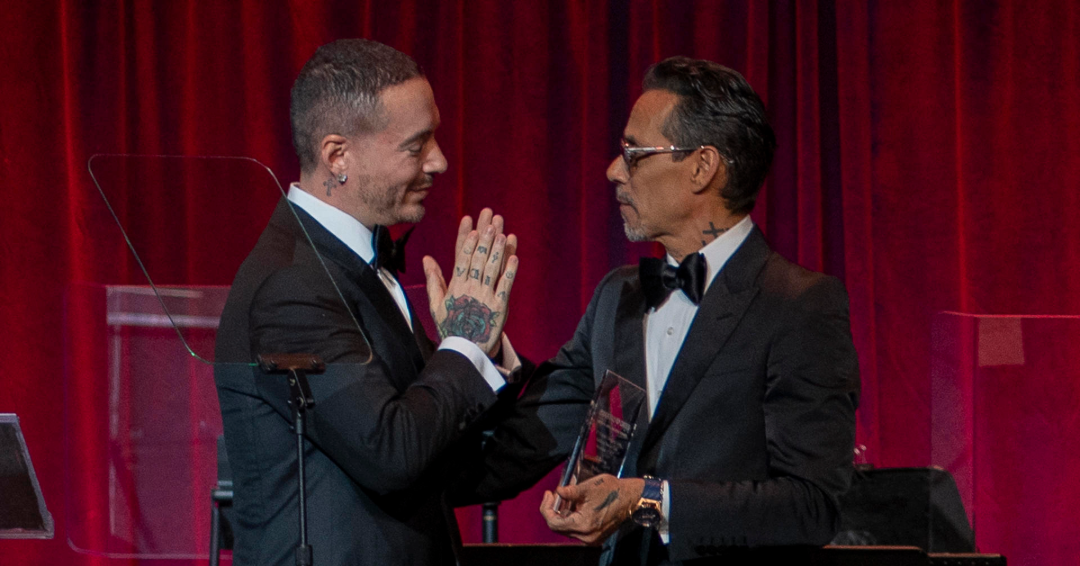 El músico colombiano J Balvin (i) recibe un reconocimiento del músico estadounidense Marc Anthony, este 5 de noviembre de 2025, en Nueva York (Estados Unidos).