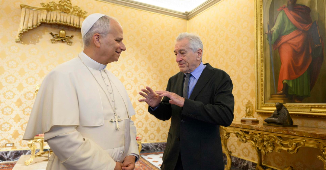 Una fotografía distribuida por Vatican Media muestra al Papa León XIV (izq.) recibiendo en audiencia al actor estadounidense Robert De Niro (der.) en el Palacio Apostólico de la Ciudad del Vaticano.