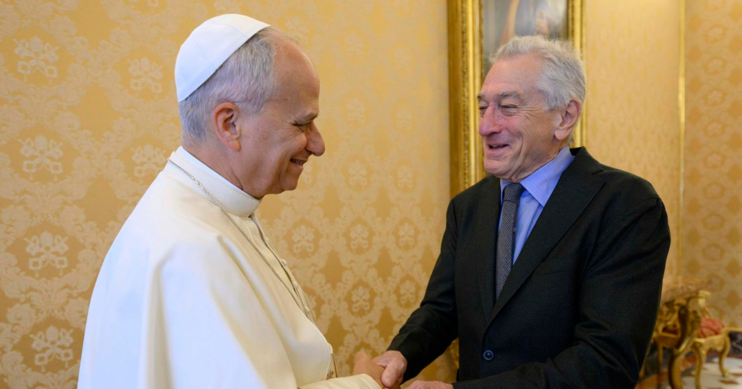 El papa saluda a Robert de Niro en el Vaticano