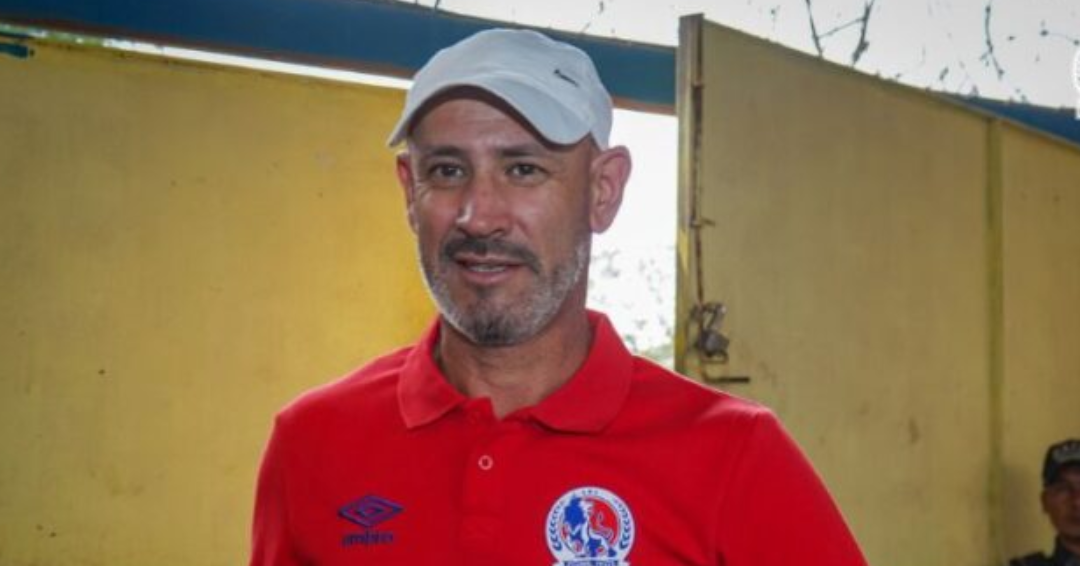 Eduardo Espinel anuncia su renuncia al Olimpia tras la goleada ante Génesis