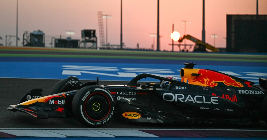 El piloto holandés de Red Bull Racing, Max Verstappen, sale del garaje con su coche durante la primera sesión de entrenamientos libres previa al Gran Premio de Fórmula 1 de Qatar, en el Circuito Internacional de Lusail, el 28 de noviembre de 2025.