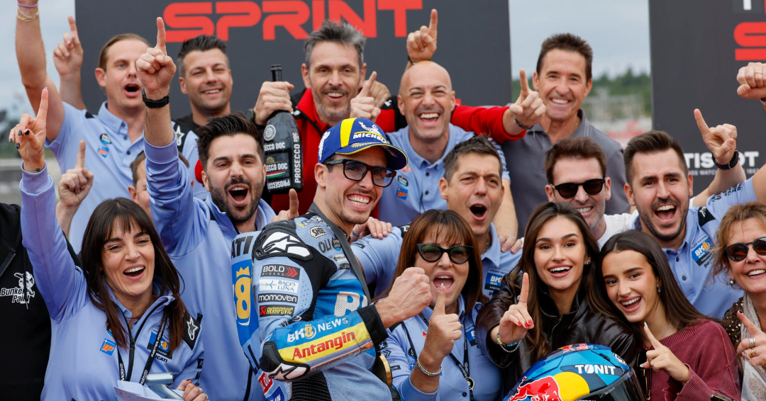 Alex Marquez celebra con su equipo de trabajo.