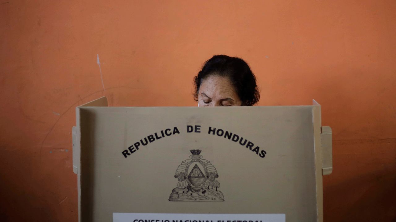 A elecciones sin paridad: 1,277 hombres más que mujeres en candidaturas
