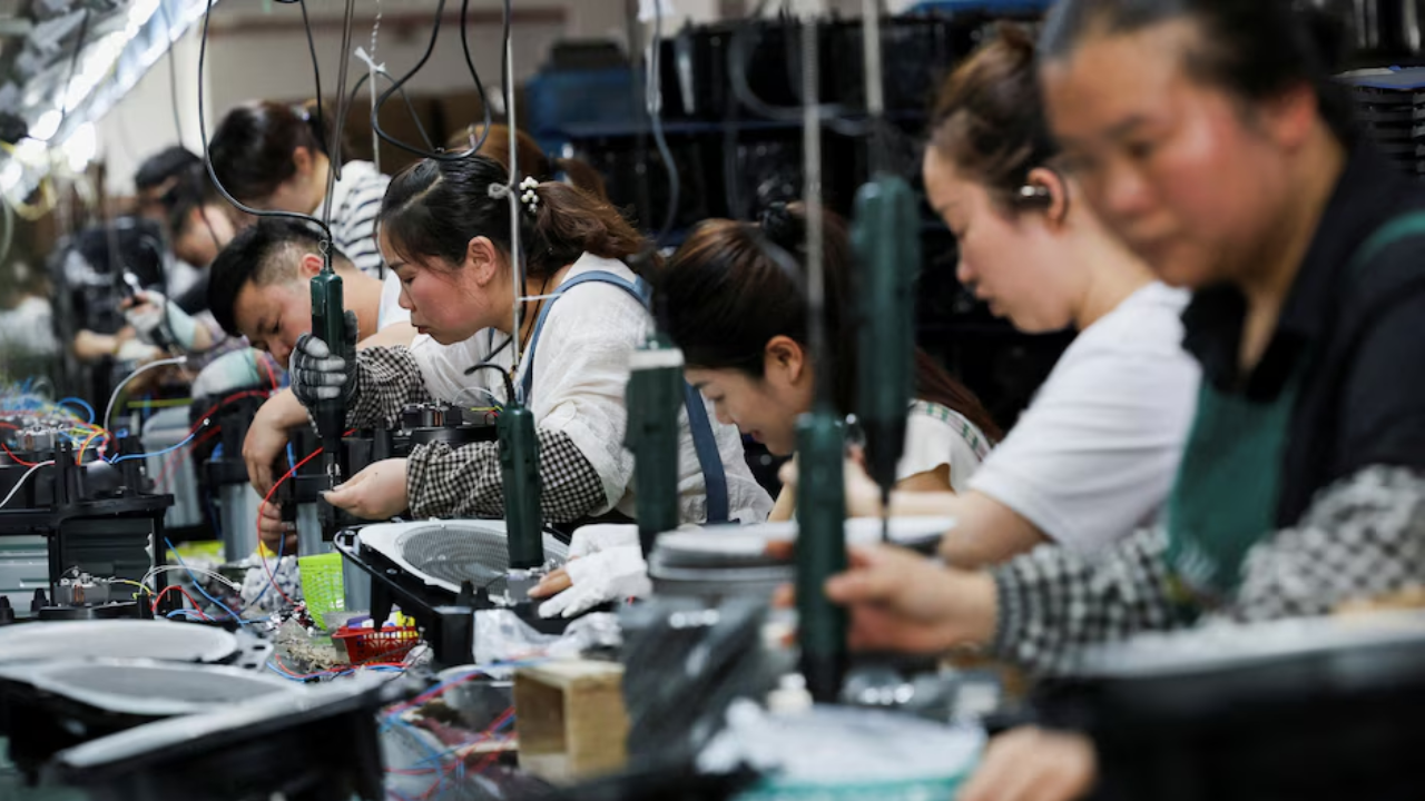 China registra su peor crecimiento industrial y de ventas minoristas en más de un año