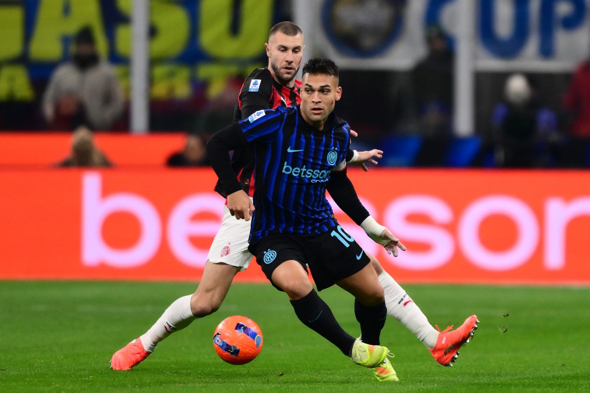 El defensa serbio #31 del AC Milan, Strahinja Pavlovic (izq.), disputa el balón con el delantero argentino #10 del Inter de Milán, Lautaro Martínez, durante el partido de la Serie A italiana entre el Inter de Milán y el AC Milan