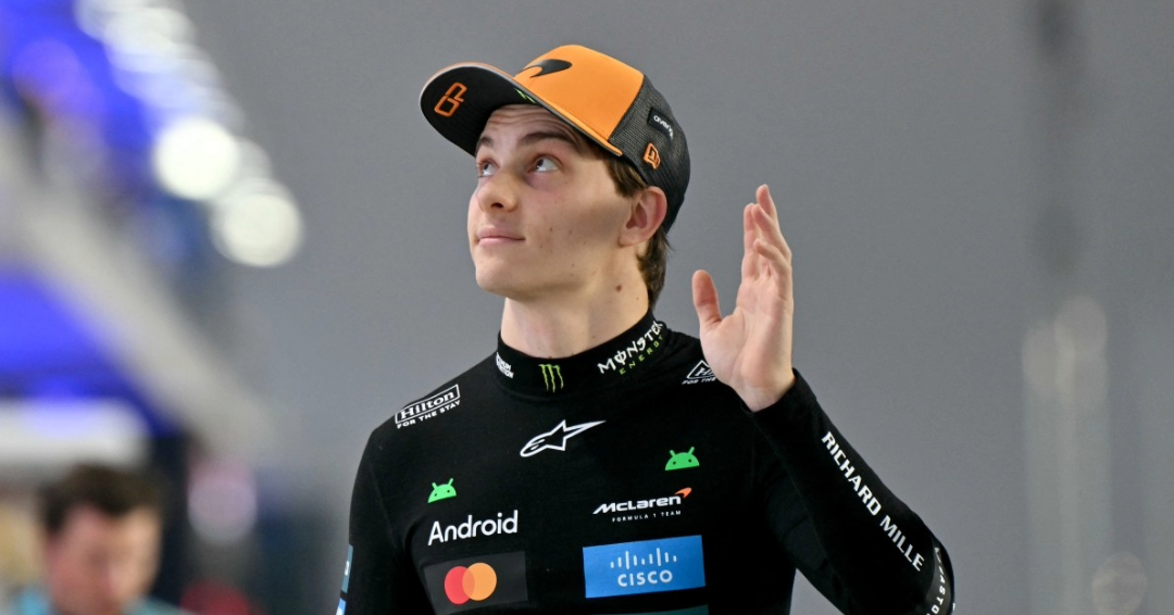 El piloto australiano de McLaren, Oscar Piastri, saluda a los aficionados antes de la carrera sprint previa al Gran Premio de Fórmula 1 de Qatar en el Circuito Internacional de Lusail en Lusail el 29 de noviembre de 2025.