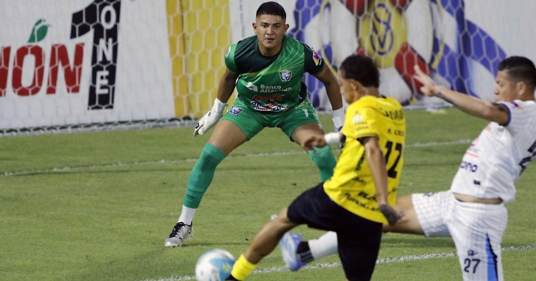 Jugada de acción entre Real España y Génesis-