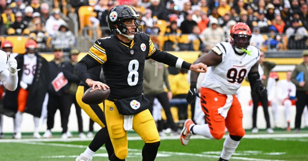 Aaron Rodgers #8 de los Pittsburgh Steelers intenta lanzar contra los Cincinnati Bengals durante el primer cuarto en el Estadio Acrisure el 16 de noviembre de 2025 en Pittsburgh, Pensilvania.
